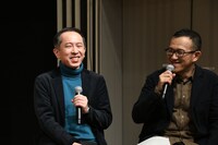 ラジオスポット収録を監修する万城目学（左）と上田誠（右）。