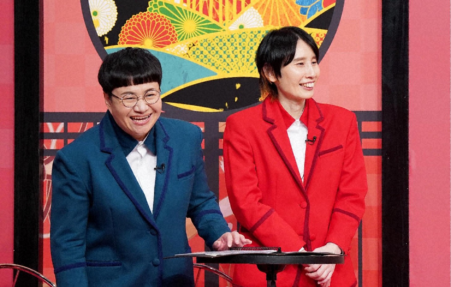 進行役のハリセンボン。