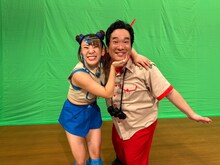 左からフワちゃん、岡崎体育。(c)読売テレビ