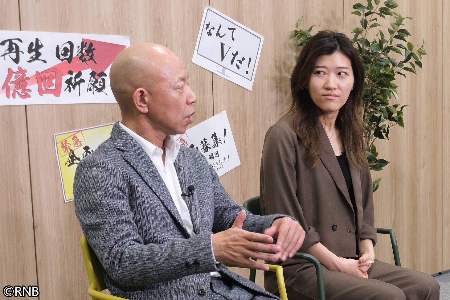 左からバイきんぐ小峠、ヒコロヒー。(c)南海放送