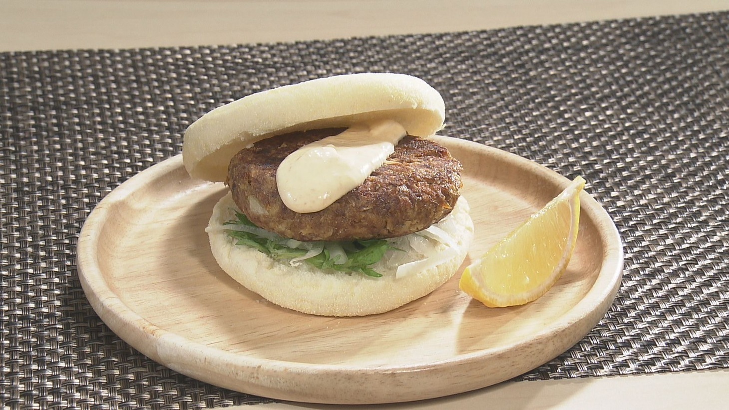 三瓶が作ったハンバーグ。(c)読売テレビ