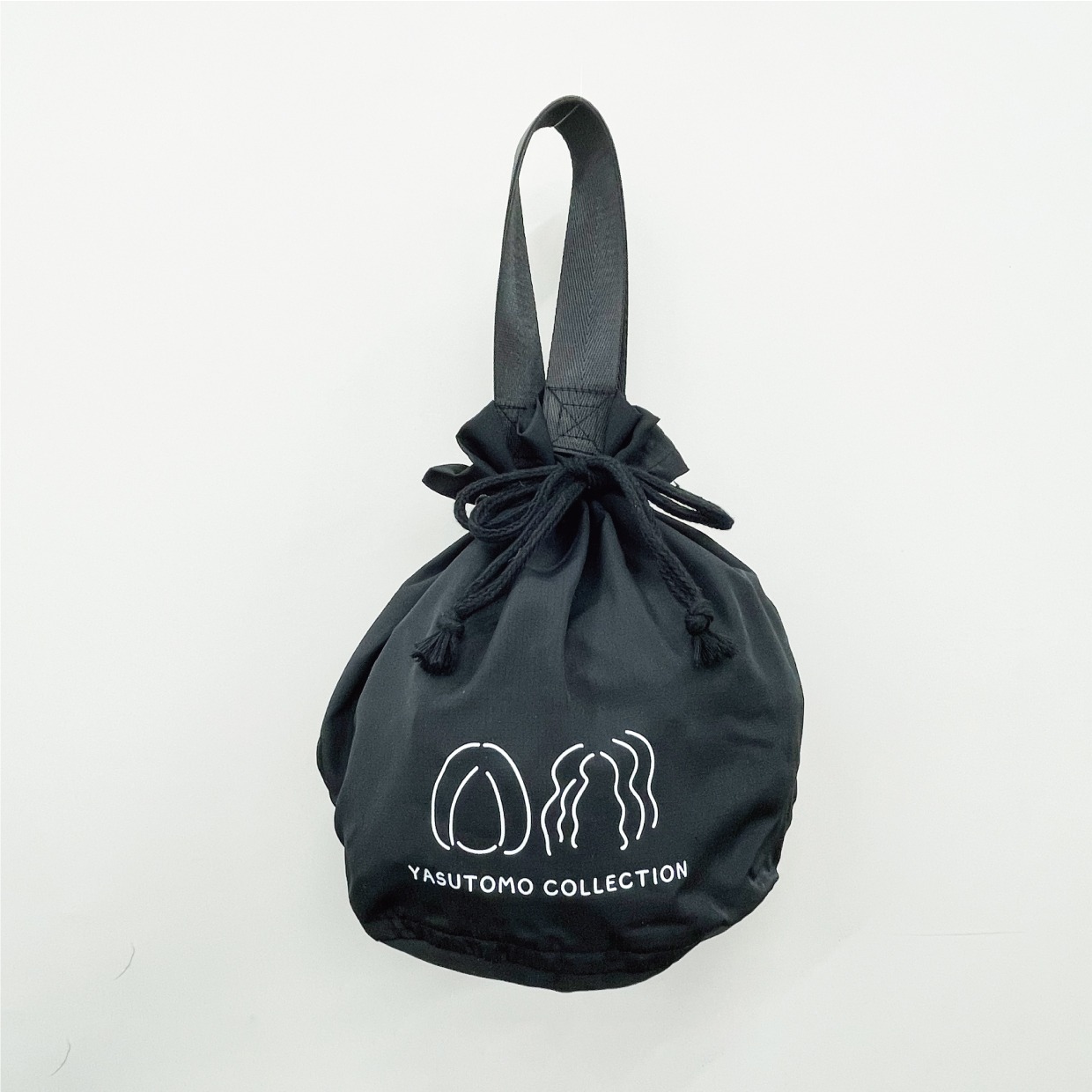 「YASUTOMO COLLECTION online shop」で販売される「ラウンドバッグ」。