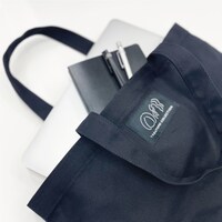 「YASUTOMO COLLECTION online shop」で販売される「レッスンバッグ」。