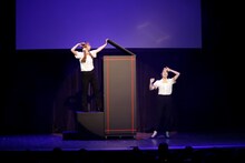 マユリカ阪本の姿が見当たらないアシスタントたち。（写真提供：吉本興業）