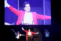 箱から登場するマユリカ阪本。（写真提供：吉本興業）