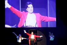 箱から登場するマユリカ阪本。（写真提供：吉本興業）