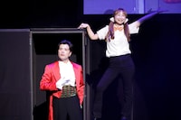 瞬間移動マジックを成功させ、堂々とポーズを決めるマユリカ阪本。（写真提供：吉本興業）