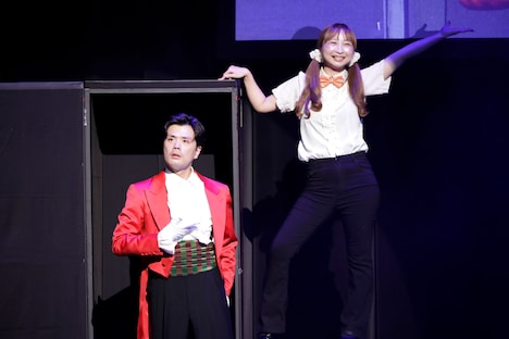 瞬間移動マジックを成功させ、堂々とポーズを決めるマユリカ阪本。（写真提供：吉本興業）