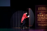 アシスタントが働いている間することがなく箱を自ら片付けるマユリカ阪本。（写真提供：吉本興業）