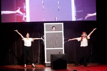 剣刺しイリュージョンを成功させるマユリカ阪本。（写真提供：吉本興業）