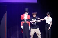 マユリカ阪本をガムテープでぐるぐる巻にするマユリカ中谷。（写真提供：吉本興業）