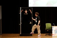 剣刺しイリュージョンのタネを明かすマユリカ阪本。（写真提供：吉本興業）