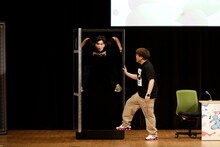 剣刺しイリュージョンのタネを明かすマユリカ阪本。（写真提供：吉本興業）