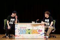 中谷の紙芝居がしんどいマユリカ阪本（左）。（写真提供：吉本興業）