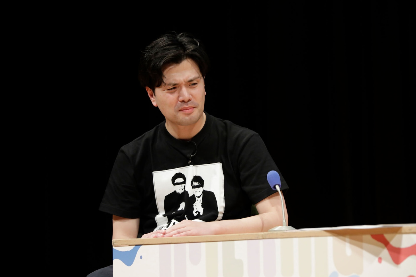 中谷の紙芝居を聞くマユリカ阪本。（写真提供：吉本興業）