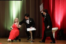 きのこと恋人繋ぎする阪本を叱るマユリカ中谷（右）。（写真提供：吉本興業）