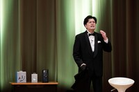 撮影機材も「いらんいらん」と拒否するマユリカ阪本。（写真提供：吉本興業）