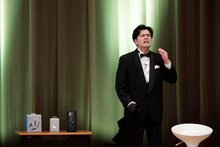 撮影機材も「いらんいらん」と拒否するマユリカ阪本。（写真提供：吉本興業）