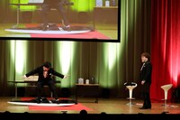 サーフボードに乗ってみるマユリカ阪本。（写真提供：吉本興業）