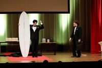 電車で湘南に向かうのを想像してみるマユリカ阪本。（写真提供：吉本興業）