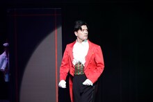 ステージ上で手持ちぶさたなマユリカ阪本。（写真提供：吉本興業）