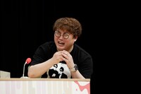 ブーメランパンツを返してほしいと訴えるマユリカ中谷。（写真提供：吉本興業）