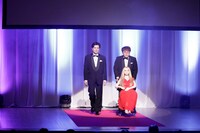 茸山きのこを連れて流行語発表の場に登場するマユリカ。（写真提供：吉本興業）