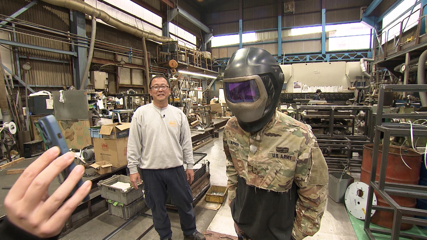 工場で作業着をハントする四千頭身・都築。(c)ABCテレビ