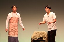 「タイタンライブ」でネタを披露するダニエルズ。