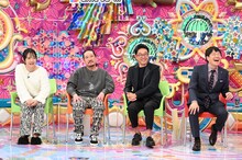 MC側ゲストの（左から）蛙亭イワクラ、笑い飯・西田、おぎやはぎ矢作と、MCの蛍原徹。(c)テレビ朝日