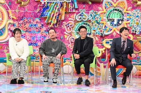 MC側ゲストの（左から）蛙亭イワクラ、笑い飯・西田、おぎやはぎ矢作と、MCの蛍原徹。(c)テレビ朝日