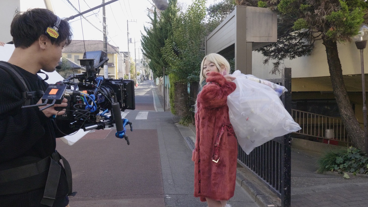 「アットホーム一人暮らしリーダーズ」撮影中の様子。