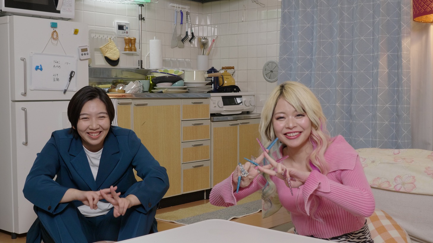 インタビューに臨むエルフ。