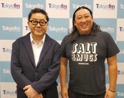 左から秋元康、ロバート秋山。