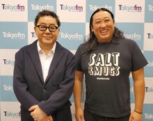 左から秋元康、ロバート秋山。