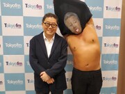 左から秋元康、ロバート秋山。