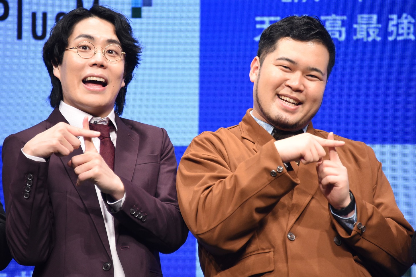 現場で考えた「PlusMe」ポーズを披露する令和ロマン。
