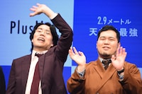 カメラに手を振る令和ロマン。