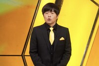 チェアマン代理を務めるバカリズム。(c)フジテレビ