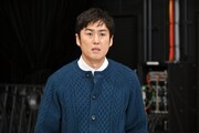 令和の情報番組のMC・ツツミン役を演じるロバート山本。(c)TBS