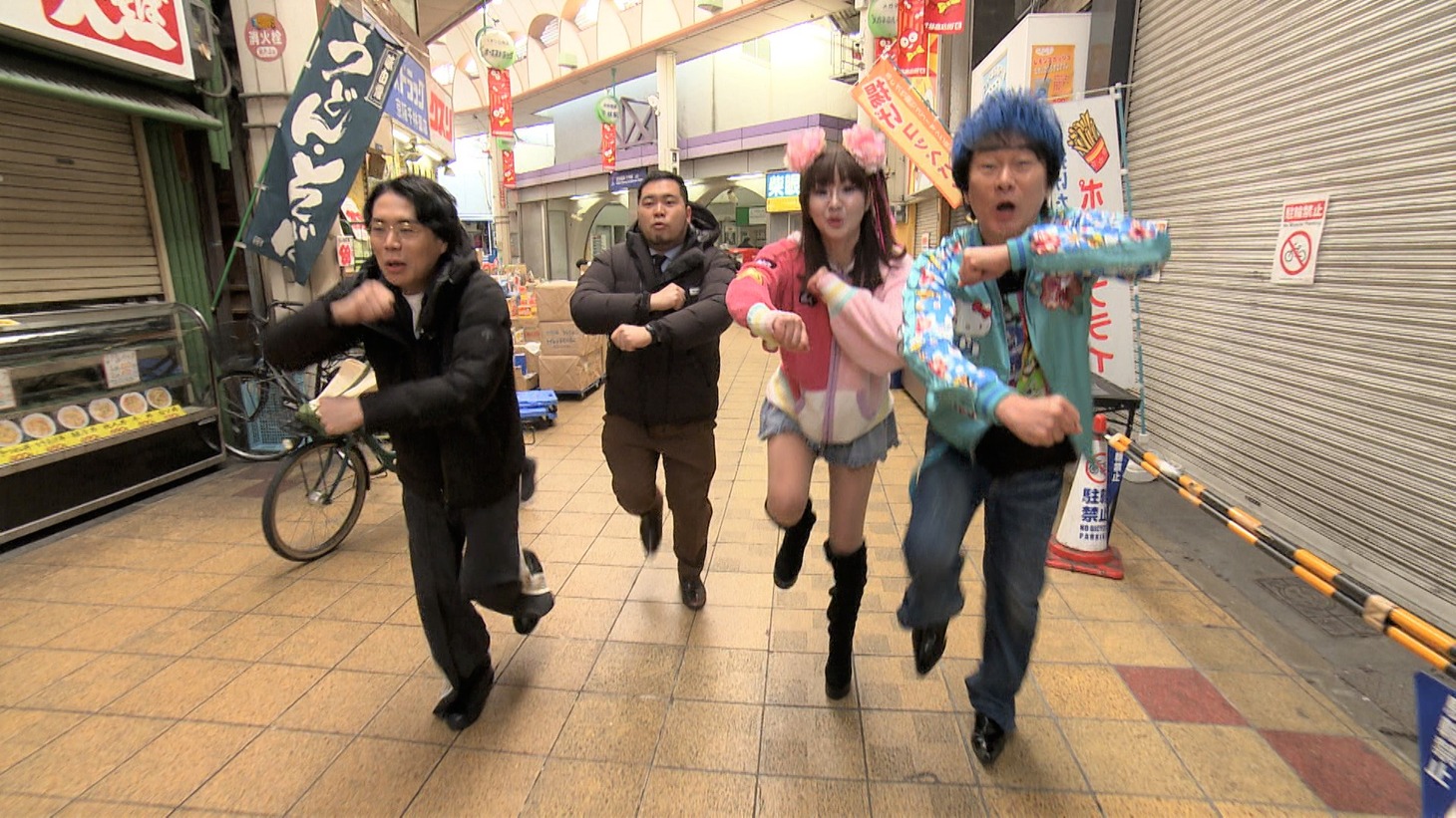「M-1グランプリ」王者特番「阪神・たこ焼き・令和ロマン!!」に出演する（左から）令和ロマン、かつみ♥さゆり。(c)ABCテレビ