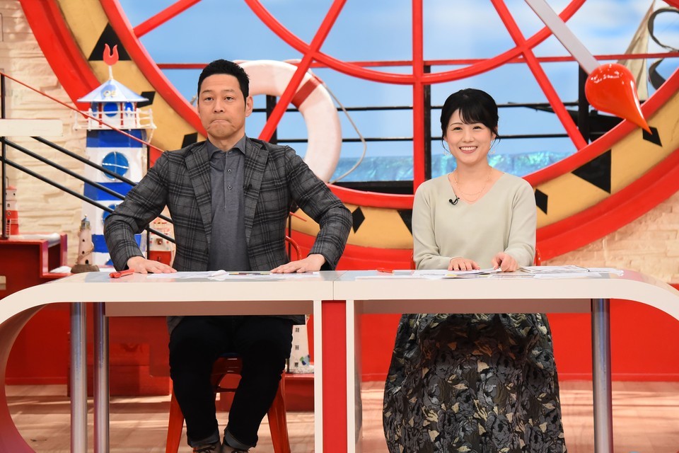 左から東野幸治、中島めぐみアナウンサー。