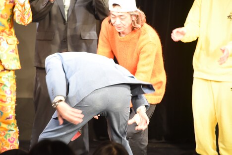 オープニングで尻を突き出して挨拶するイワイガワ・岩井ジョニ男。