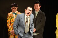 「浅草キッド」を歌うイワイガワ・岩井ジョニ男。