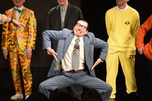 コマネチのポーズで「パイーン」を披露するイワイガワ・岩井ジョニ男。