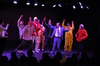 クラブと化した「ノーセンスユニークボケ王決定戦」で踊る一同。