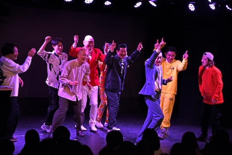 クラブと化した「ノーセンスユニークボケ王決定戦」で踊る一同。