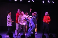 クラブと化した「ノーセンスユニークボケ王決定戦」で踊る一同。