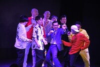 クラブと化した「ノーセンスユニークボケ王決定戦」で踊る一同。