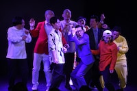 みなみかわそっちのけで踊る一同。